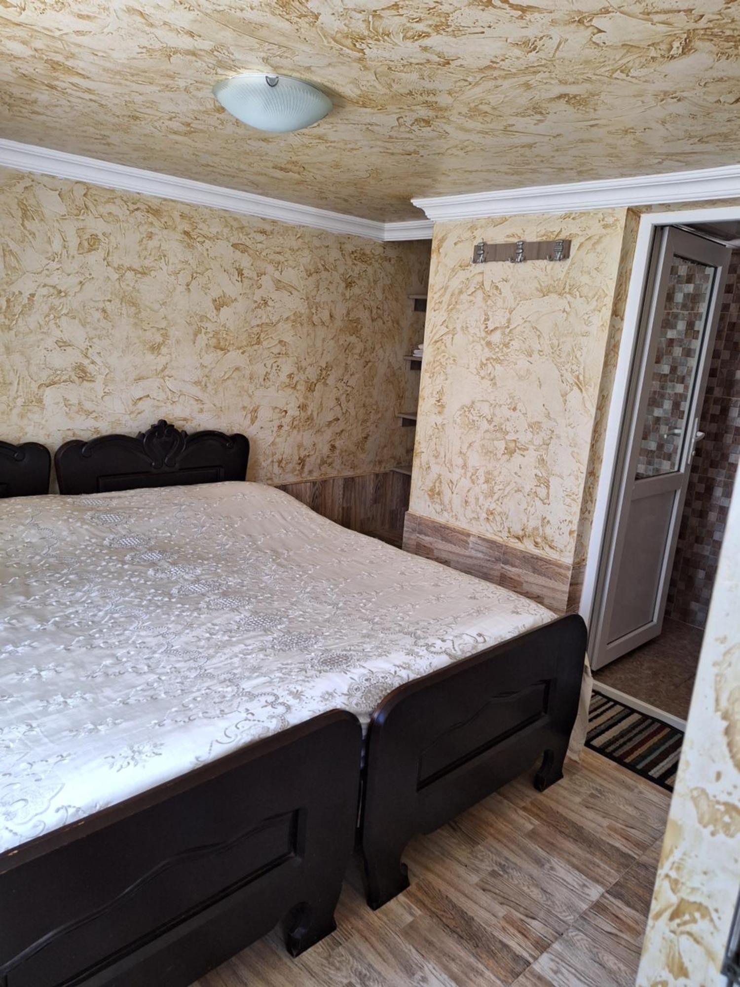 More Teona Gonio Room photo
